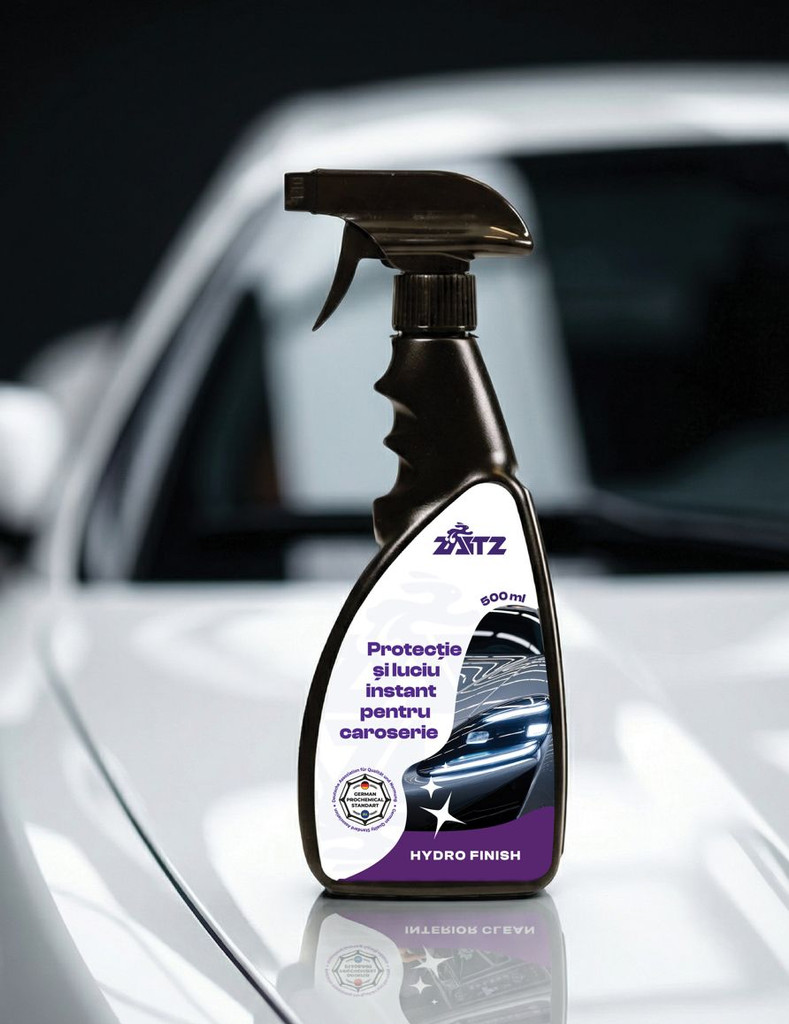 Flacon cu pulverizator ZAITZ Hydro Finish, fotografiat pe capota unei mașini