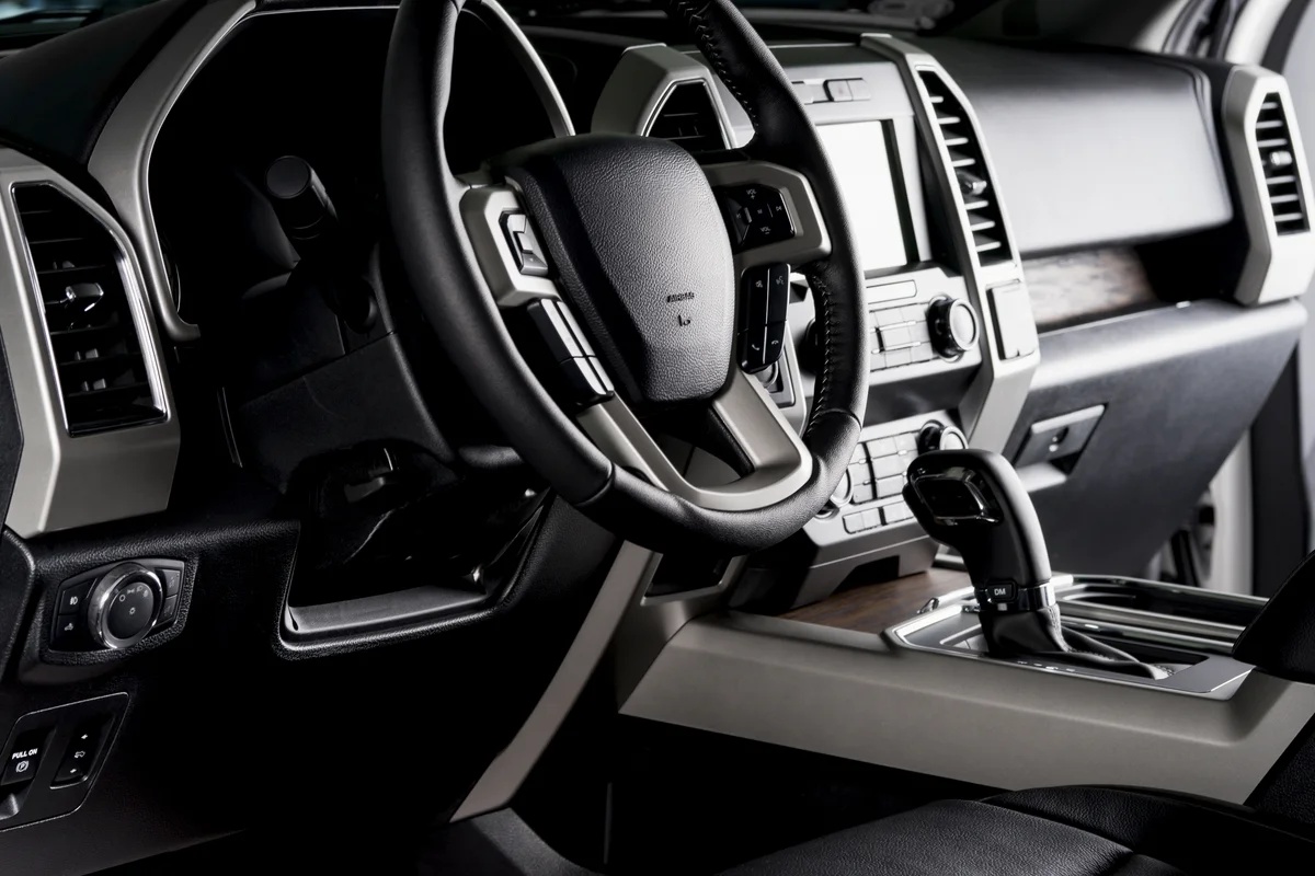 Interior auto curat, cu volan pe stânga, pentru prezentarea pachetului Detailing