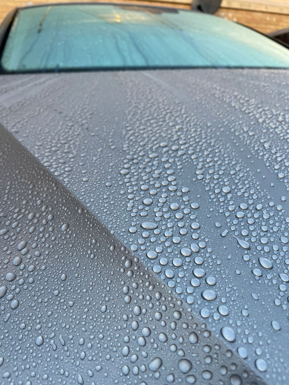 Imagine de prezentare a aplicării protecției cu sealant ceramic pe caroserie
