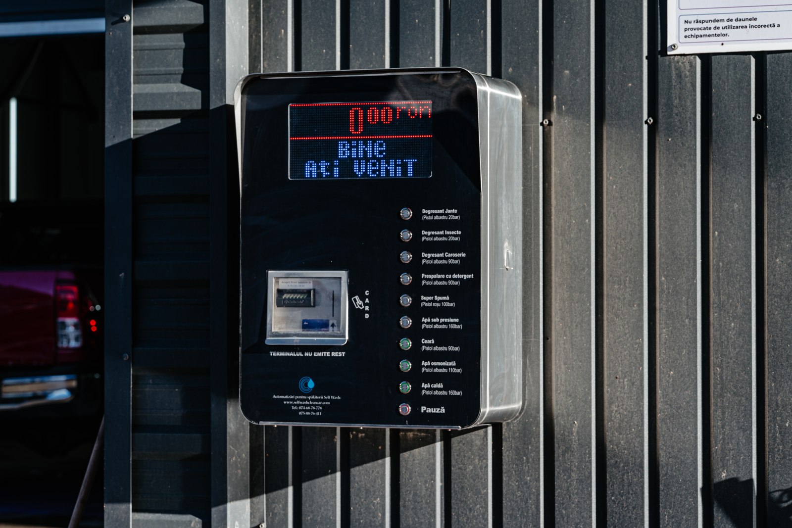 Panoul ZAITZ cu butoanele celor nouă programe de spălare auto self service