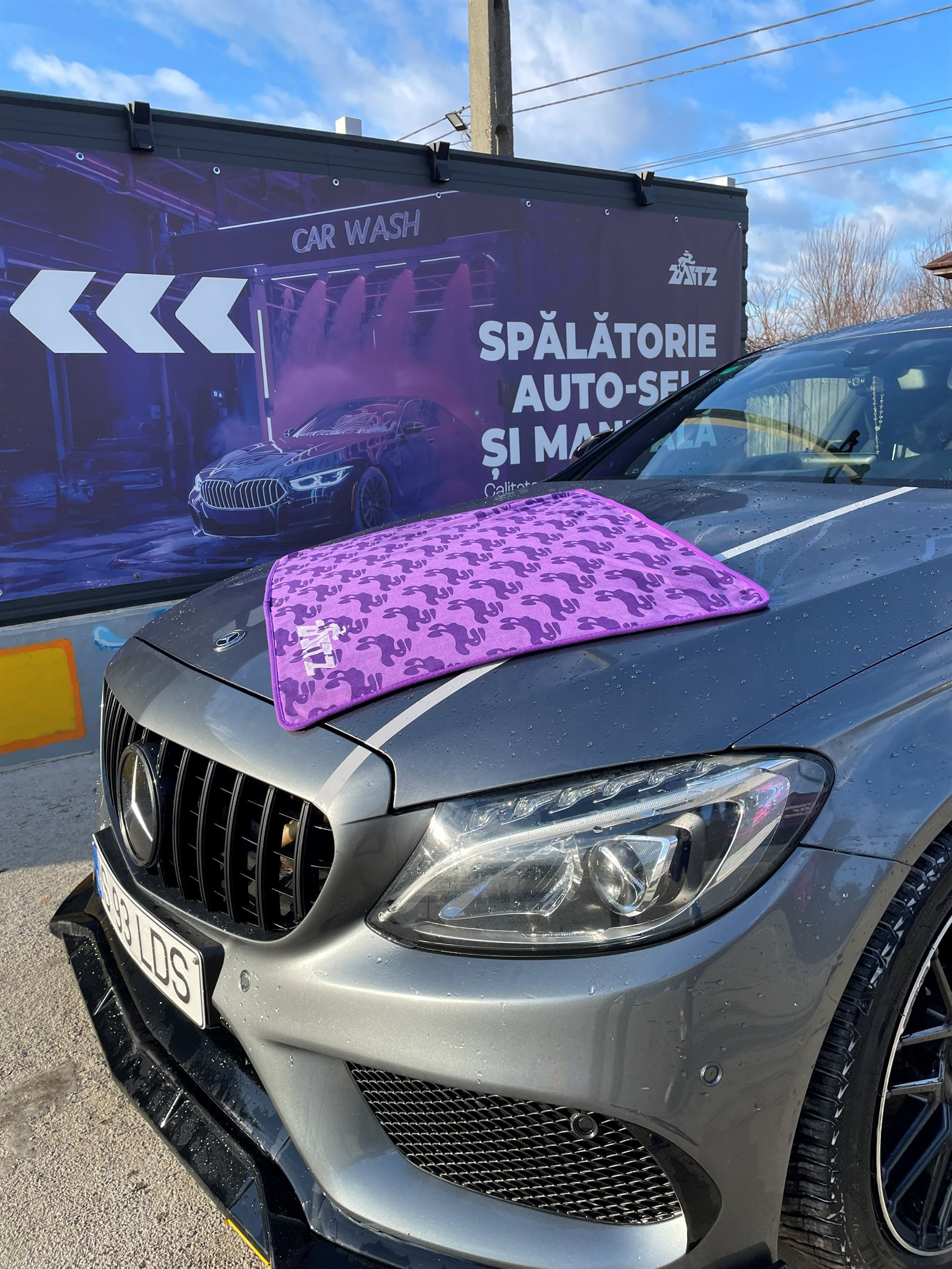 Prosop auto ZAITZ mov fotografiat pe mașină în exterior